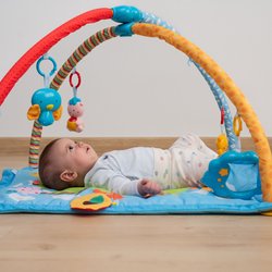 Spielbogen fürs Baby: Diese 5 Montessori-Modelle sind schön & sicher