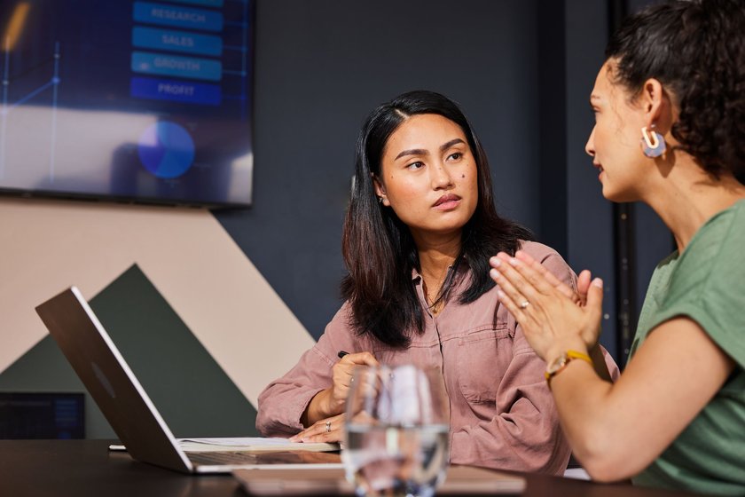 Passiv-aggressives Verhalten: Kolleginnen in Besprechung Passiv-aggressives Verhalten: Kolleginnen in Besprechung