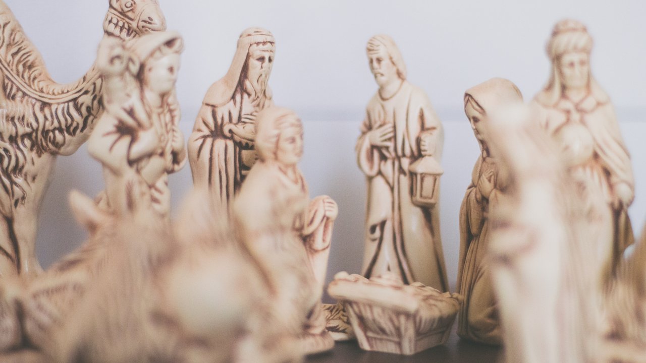 Zu den Krippenfiguren mit Maria, Josef und dem Jesuskind gehören meist auch die heiligen drei Könige.