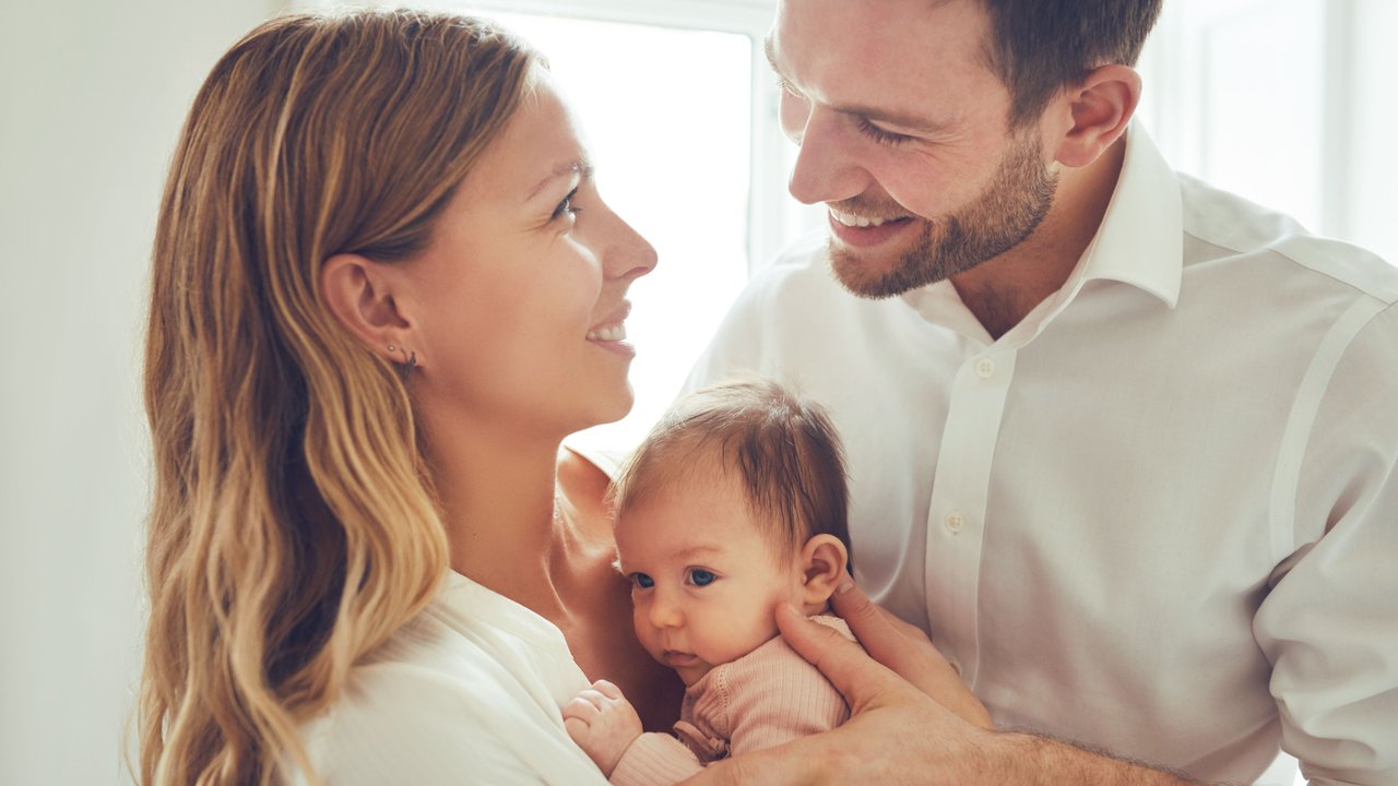 Familienstartzeit – Mama und Papa mit Neugeborenem