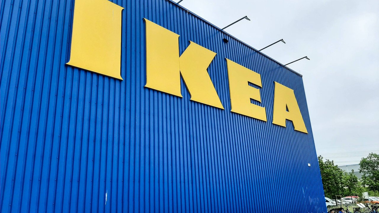 Mache den IKEA-Kinderhocker FLISAT zum Designer-Highlight mit unserem DIY-Hack.