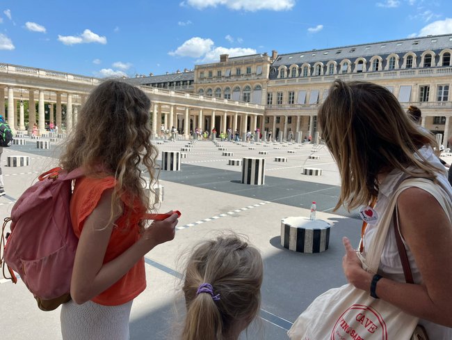 Louvre-Alternativen: Säulen-Kunstwerk Louvre-Alternativen: Säulen-Kunstwerk