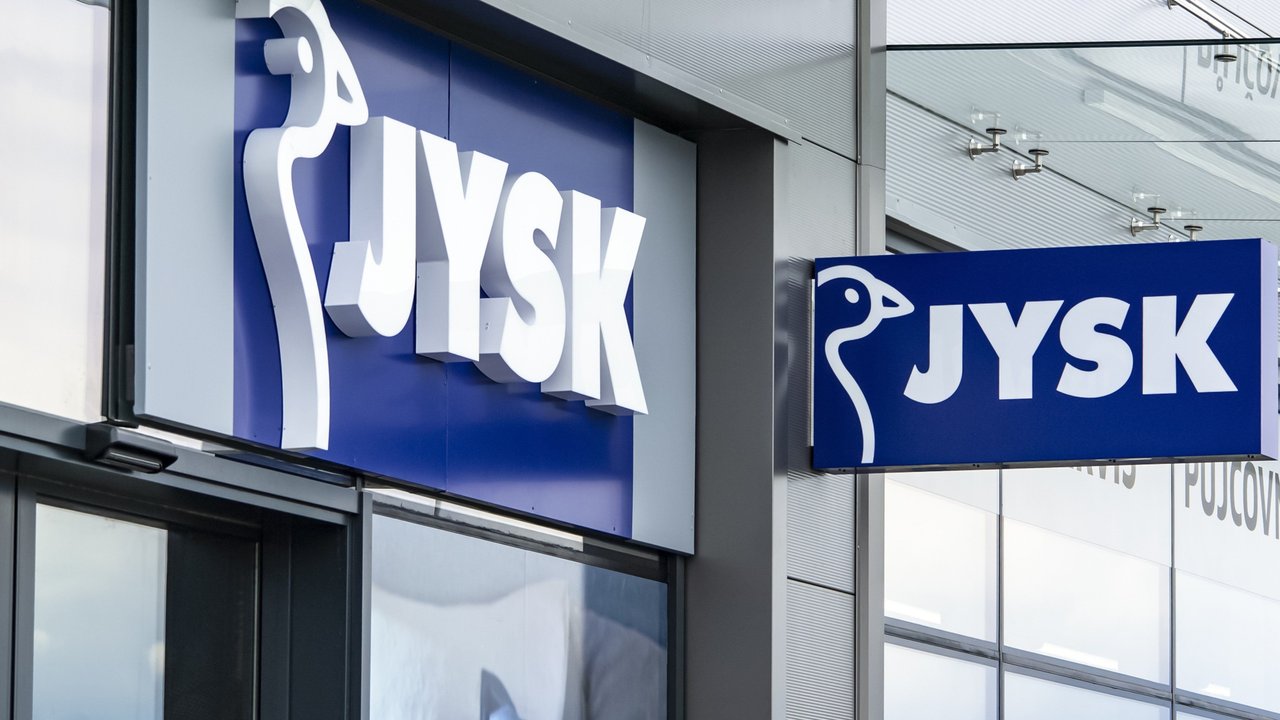 Mit diesem Steingut-Becher zum Knüllerpreis holst du dir Urlaubsflair nach Hause.