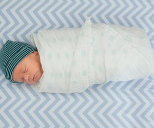Baby pucken: Experten sehen die Wickeltechnik zunehmend kritisch