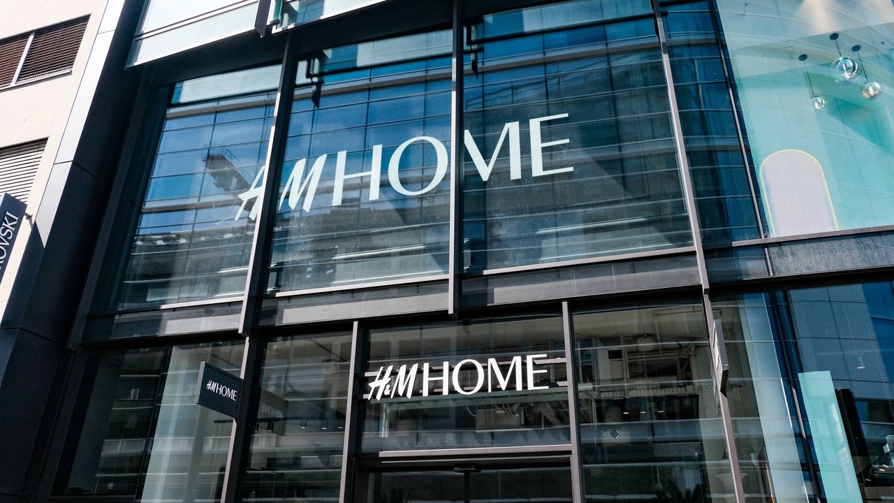 Mit dem dreiteiligen Pflanzenkorb-Set von H&M bringst du luxuriöses Sommerfeeling in deinen Garten.