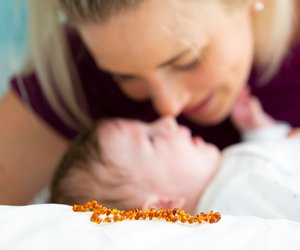 Bernsteinkette fürs Baby: Ob sie wirklich helfen und worauf ihr achten solltet