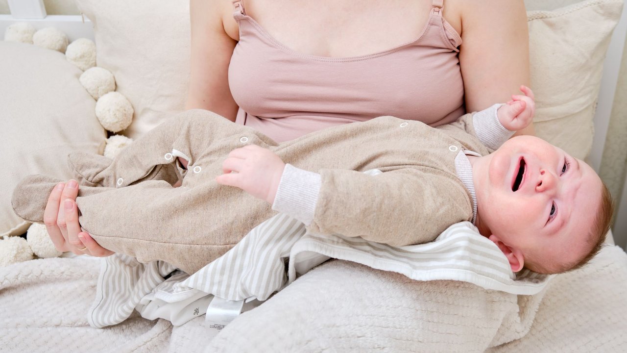 Stillstreik: Baby dreht sich beim Stillen weinend von der Brust weg