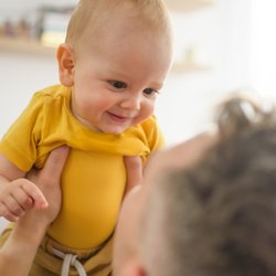 10 außergewöhnlich seltene Jungennamen, die von der Farbe Gelb inspiriert sind