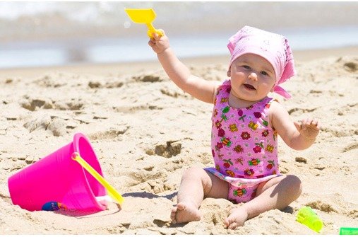 Baby im Sommer: Sicheres Spielen am Strand