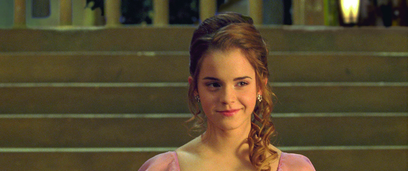 Hermine Granger schreitet zum Weihbachtsball in Hogwarts in einem festlichen Outfit Hermine Granger schreitet zum Weihbachtsball in Hogwarts in einem festlichen Outfit