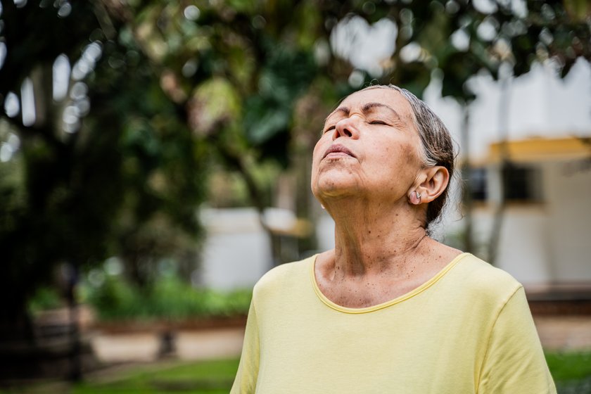 Anti-Stress-Tipps für Boomer: Frau atmet tief durch Anti-Stress-Tipps für Boomer: Frau atmet tief durch