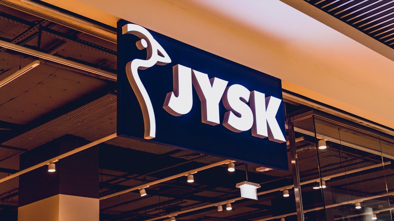 Mit diesem Barhocker von Jysk genießt du den Feierabend-Drink bald vom eigenen Balkon aus. Mit diesem Barhocker von Jysk genießt du den Feierabend-Drink bald vom eigenen Balkon aus.