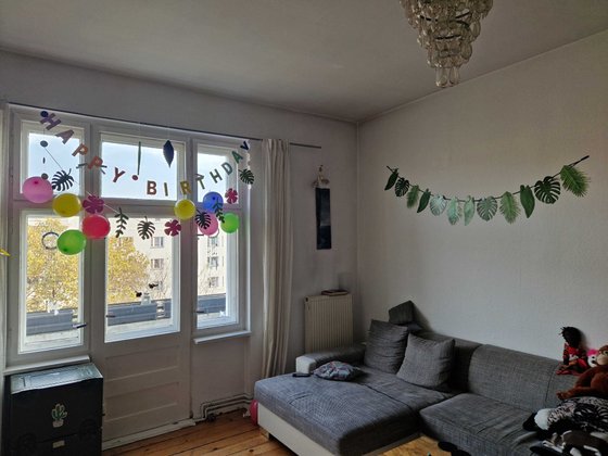 Palmblätter-Girlanden, Luftballons und Papier-Fächer-Blätter - fertig ist die Südsee-Stimmung für die Vaiana-Party.