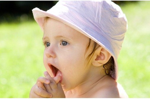 Babyhaut schützen: Sonnenhut gegen UV-Strahlen