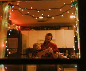 Mit dieser neuen Glaskugel-Lichterkette von Depot verschönerst du deinen Balkon