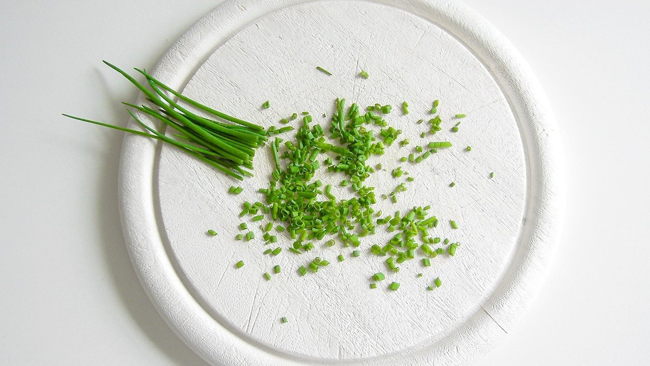 Schnittlauch ist eine tolle Ergänzung für Salate, Suppen und Co. Schnittlauch ist eine tolle Ergänzung für Salate, Suppen und Co.