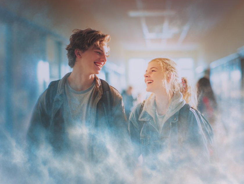 Traum von der Schulzeit: Teenager laufen durch Schulgang Traum von der Schulzeit: Teenager laufen durch Schulgang