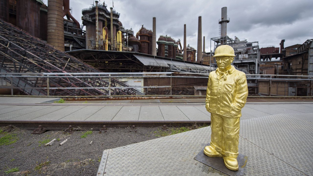 Themen der Woche KW 18 Bilder des Tages Der Konzeptkuenstler Ottmar Hoerl hat ein Skulpturenprojekt fuer die Voelklinger Huette umgesetzt. Das Industriedenkmal zeigt ab 1. Mai unter dem Titel Second Life 100 Figuren von Huettenarbeitern, die Hoerl gestaltet hat (Foto vom 30.04.18). Hoerl ist fuer seine Skulpturenprojekte unter anderem zu Martin Luther oder Karl Marx bekannt. Seine Huettenarbeiter-Figuren und eine begleitende Retrospektive zum Werk des Kuenstlers sind mindestens bis 4. November zu sehen. Die Figuren sind dem Voelklinger Huettenarbeiter mit Helm und Arbeitskleidung nachempfunden. Die groesste Skulptur, die auf dem Voelklinger Platz stehen wird, ist mit Sockel 6,20 Meter gross. Huettenarbeiter von Ottmar Hoerl in der Voelklinger Huette *** The concept artist Ottmar Hoerl has realized a sculpture project for the Voelklinger Huette. From May 1 on, the industrial m Copyright: epd-bildx/xOliverxDietze Themen der Woche KW 18 Bilder des Tages Der Konzeptkuenstler Ottmar Hoerl hat ein Skulpturenprojekt fuer die Voelklinger Huette umgesetzt. Das Industriedenkmal zeigt ab 1. Mai unter dem Titel Second Life 100 Figuren von Huettenarbeitern, die Hoerl gestaltet hat (Foto vom 30.04.18). Hoerl ist fuer seine Skulpturenprojekte unter anderem zu Martin Luther oder Karl Marx bekannt. Seine Huettenarbeiter-Figuren und eine begleitende Retrospektive zum Werk des Kuenstlers sind mindestens bis 4. November zu sehen. Die Figuren sind dem Voelklinger Huettenarbeiter mit Helm und Arbeitskleidung nachempfunden. Die groesste Skulptur, die auf dem Voelklinger Platz stehen wird, ist mit Sockel 6,20 Meter gross. Huettenarbeiter von Ottmar Hoerl in der Voelklinger Huette *** The concept artist Ottmar Hoerl has realized a sculpture project for the Voelklinger Huette. From May 1 on, the industrial m Copyright: epd-bildx/xOliverxDietze