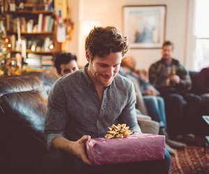 Psychologie: 8 Schenk-Rituale, die unbewusst deine soziale Schicht preisgeben