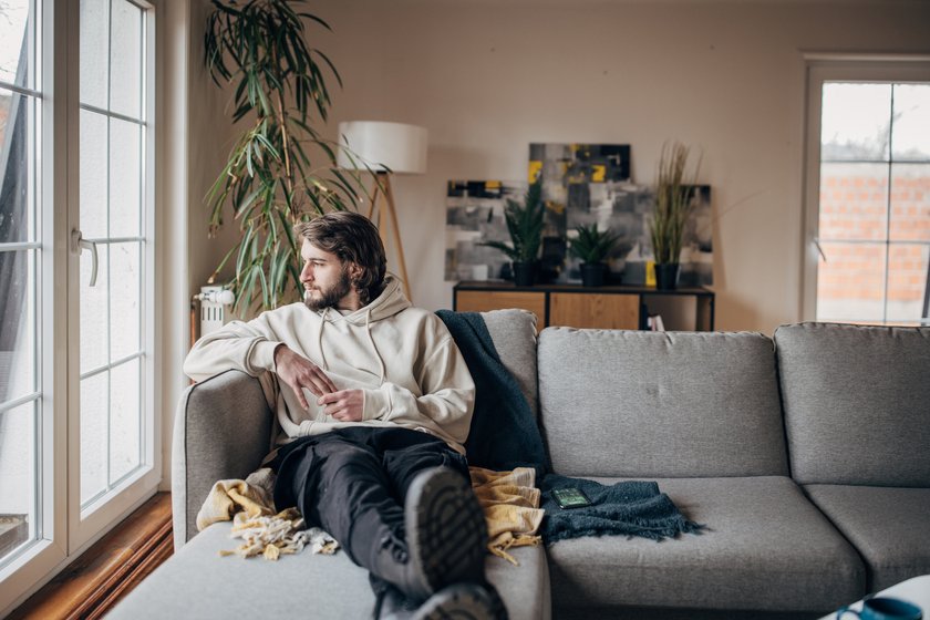 Mann auf grauer Couch Mann auf grauer Couch