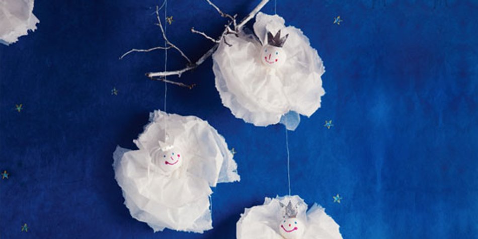 Einfache Weihnachtsdeko: Schneeflocken aus Papiertaschentüchern Einfache Weihnachtsdeko: Schneeflocken aus Papiertaschentüchern