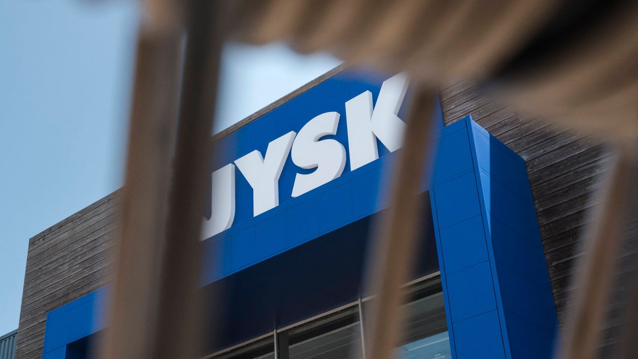 Auf dem kuscheligen Sofa findet die ganze Familie Platz. Jysk hat die passende Decke. Auf dem kuscheligen Sofa findet die ganze Familie Platz. Jysk hat die passende Decke.