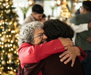 "Oh, wie schön!": Mit diesen 11 sinnvollen Geschenken rührst du Mama an Weihnachten zu Tränen