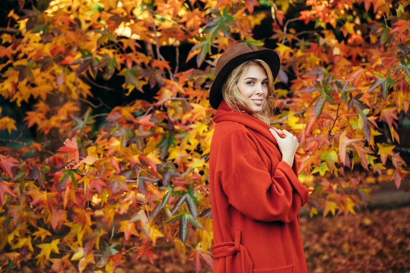 Frau vor Herbstlaub Frau vor Herbstlaub