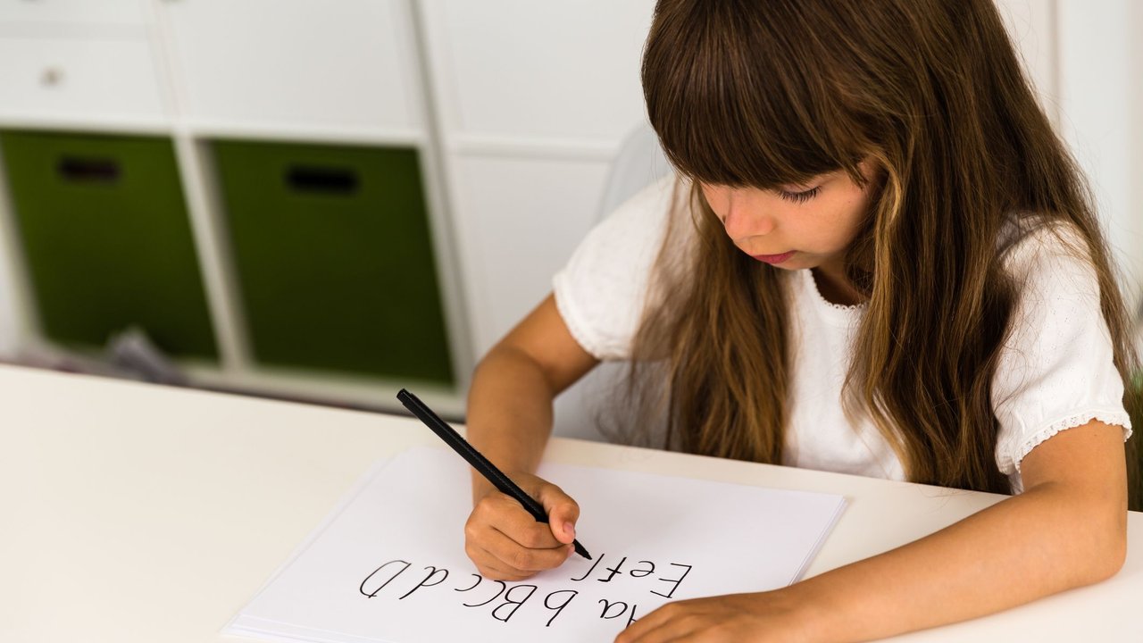 Schuluntersuchung Mädchen schreibt Buchstaben