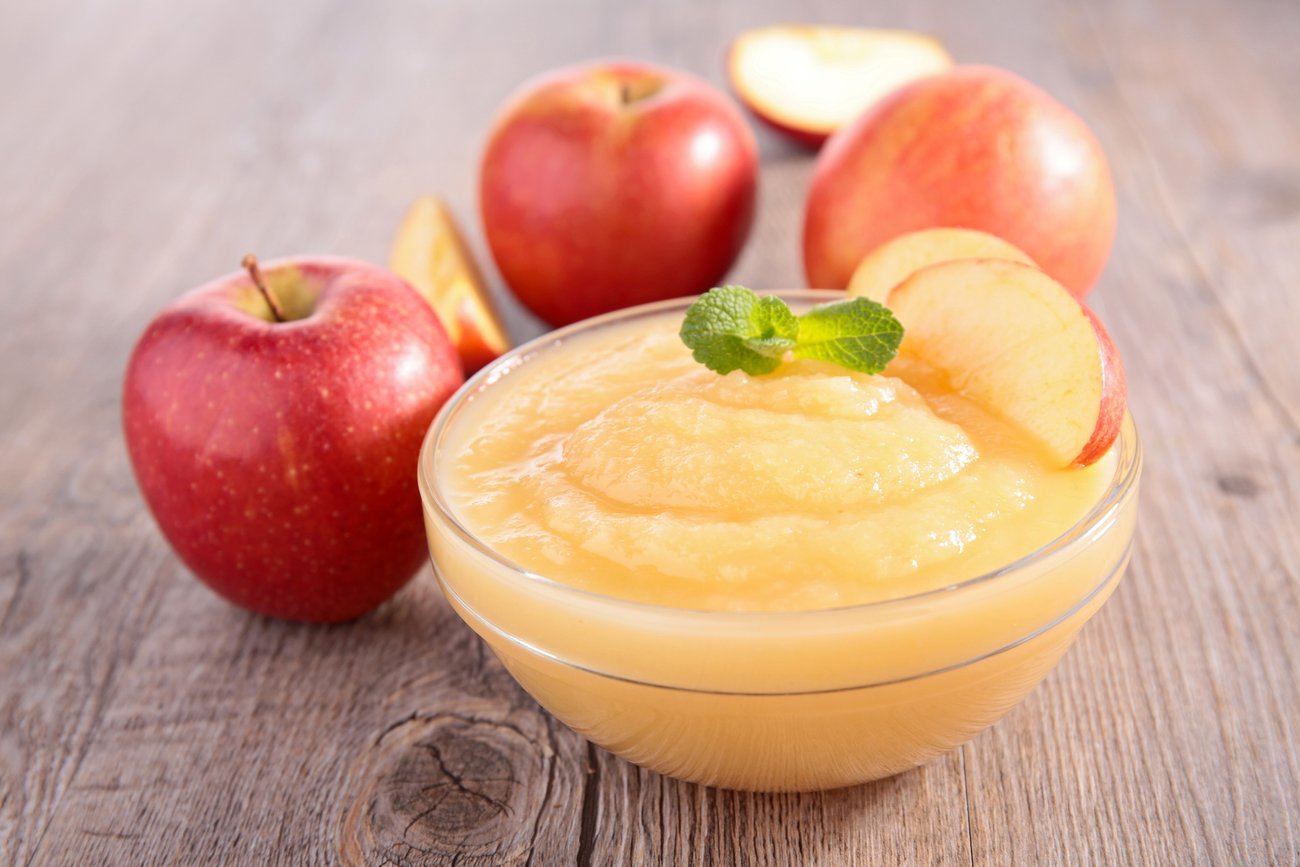 eine Schale Apfelmus und Äpfel eine Schale Apfelmus und Äpfel
