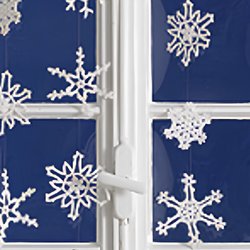 Schneeflocken häkeln: So easy gelingt die zauberhafte Winterdeko fürs Fenster