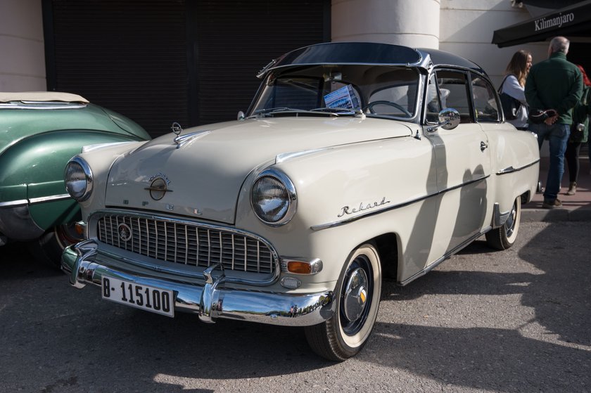 Der Opel Olympia Rekord in cremeweißer Farbe. Der Opel Olympia Rekord in cremeweißer Farbe.