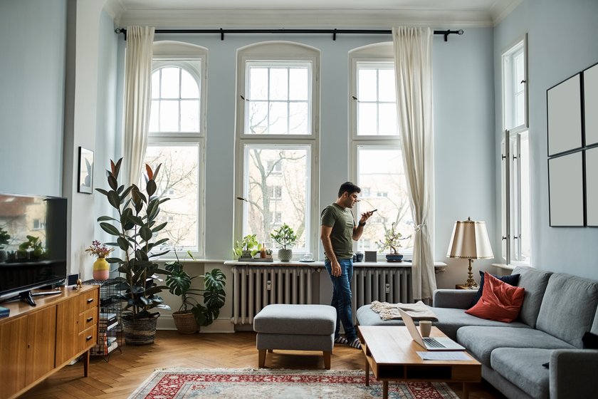 Mann in Altbauwohnung Mann in Altbauwohnung