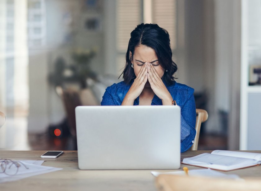 Selbstkritik Anzeichen: Frau nachdenklich am Computer Selbstkritik Anzeichen: Frau nachdenklich am Computer