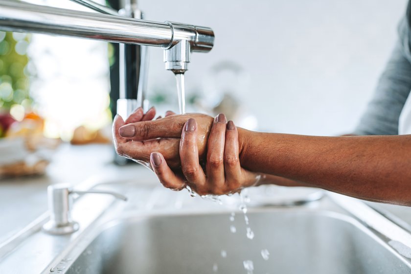 Anti-Stress-Tipps für Boomer: Wasser läuft über Hände Anti-Stress-Tipps für Boomer: Wasser läuft über Hände