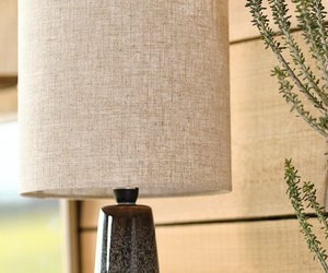 Kerzenschein‑Gefühl: Graue Jysk‑Tischlampe bringt Weihnachtszauber ins Wohnzimmer