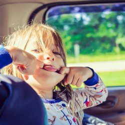 Mit Kind im Auto: 9 Sicherheitshinweise, die viele nicht befolgen