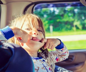 Mit Kind im Auto: Diese 9 gefährlichen Fehler machen viele Eltern