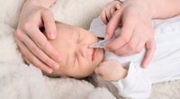 Nasentropfen für Babys: Warum manche gefährlich sind und was bei Säuglings-Schnupfen wirklich hilft