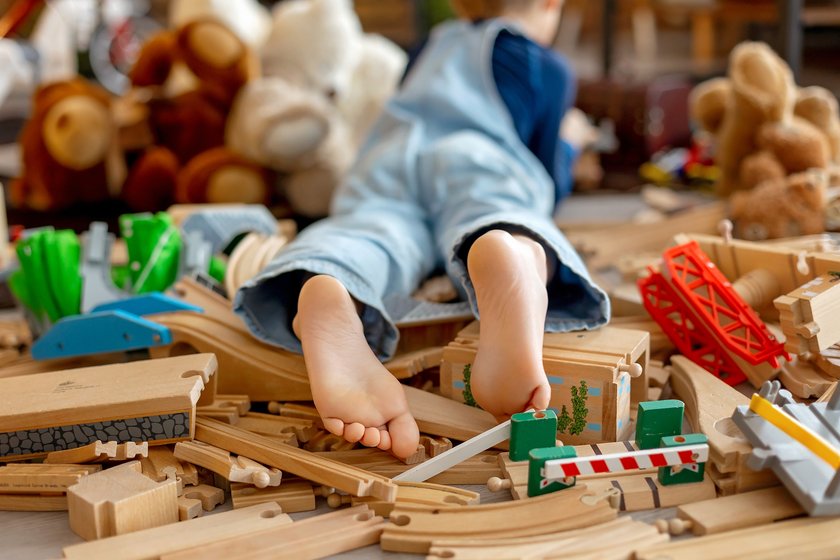 Kleiner Junge spielt mit seiner Eisenbahn