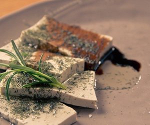 Kann ich Tofu roh essen? So schmeckt das Sojaprodukt am besten