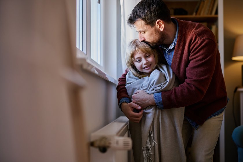Kind emotional überfordert: Anhänglichkeit oder Rückzug
