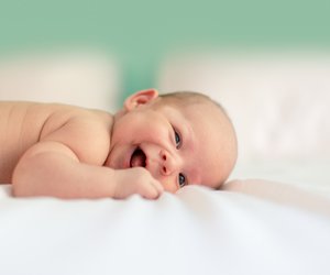 Baby abhalten: Welche Vorteile "Windelfrei" mit sich bringt