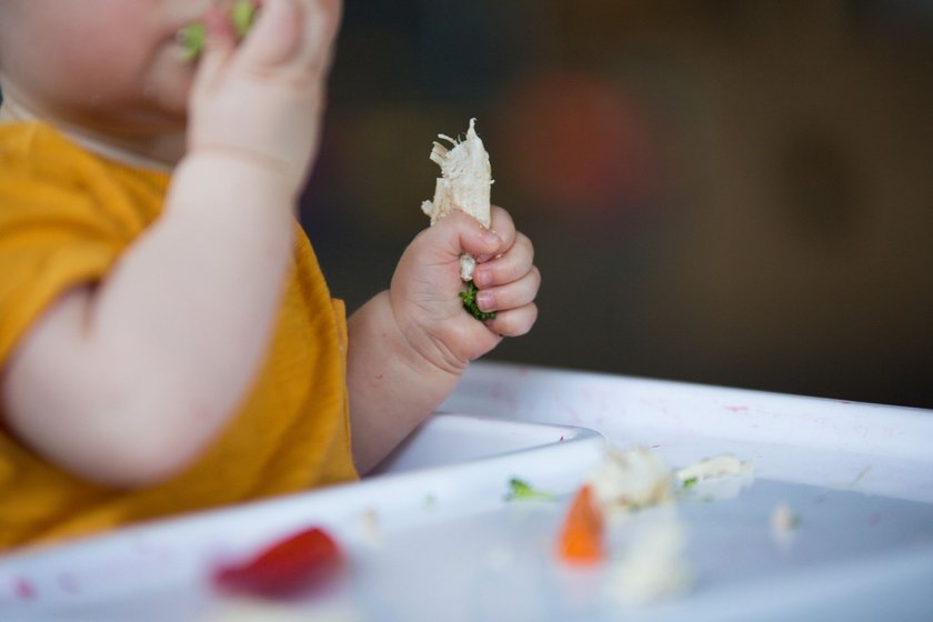 Fingerfood fürs Baby: Gekochtes Hühnchenfleisch können Babys schon gut selber essen