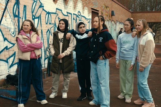 Film-Kritik "Sieger sein": Die Klassenkameradinnen von Mona sind zwar divers, aber trotzdem nicht netter zu einer "Fremden". Film-Kritik "Sieger sein": Die Klassenkameradinnen von Mona sind zwar divers, aber trotzdem nicht netter zu einer "Fremden".