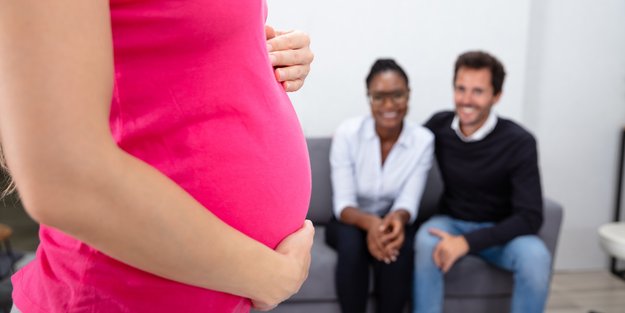 Mit Leihmutterschaft zum Baby: Wo das erlaubt ist und was man rechtlich wissen sollte