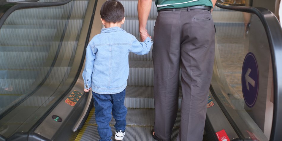 So schnell kann eine Rolltreppe für Kinder zur Gefahr werden: 10 Tipps für mehr Sicherheit So schnell kann eine Rolltreppe für Kinder zur Gefahr werden: 10 Tipps für mehr Sicherheit