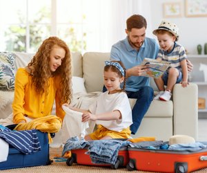 Packliste für den Familien­urlaub: 5 Check­listen zum download