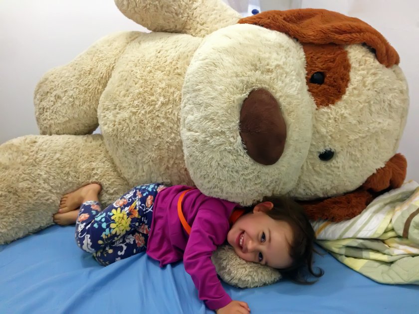 Kleines Mädchen mit XL-Kuscheltier