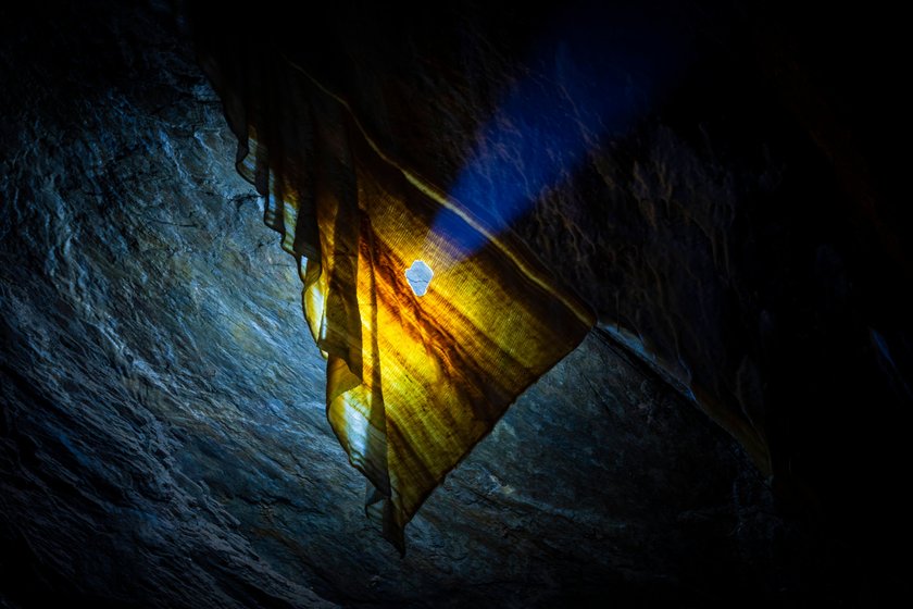 „Gardine“ mit Einschussloch in der Drachenhöhle